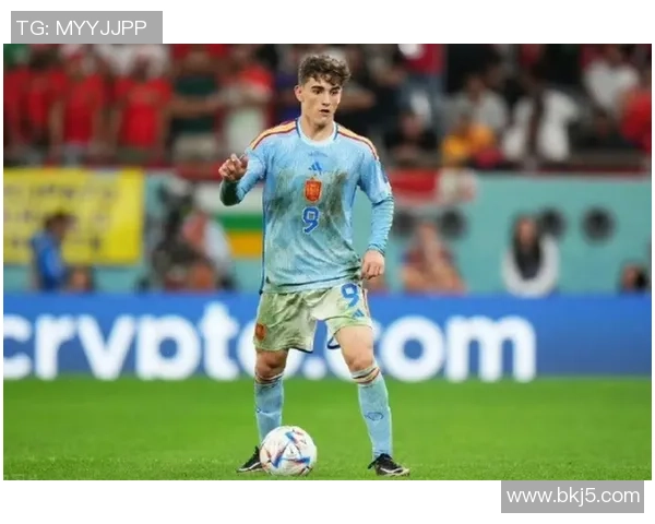 西班牙足球明星加维高清壁纸分享尽显青春活力与球场魅力